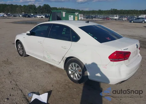 2015 Volkswagen Passat 1.8T Wolfsburg Edition z USA, uszkodzony, nr VIN 1VWAT7A33FC018221